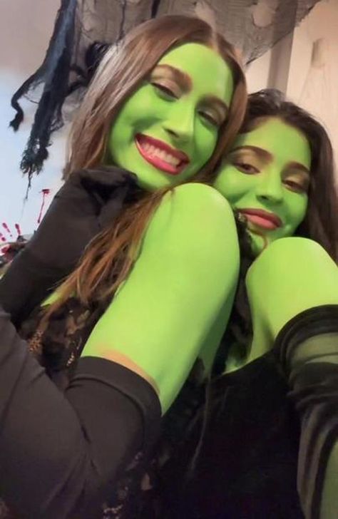 Kendall Jenner Halloween, Wicked Witch Costume, Halloween Duos, Best Celebrity Halloween Costumes, Celebrity Costumes, Witch Costumes, Hallowen Costume, Celebrity Halloween Costumes, Cat Halloween Costume