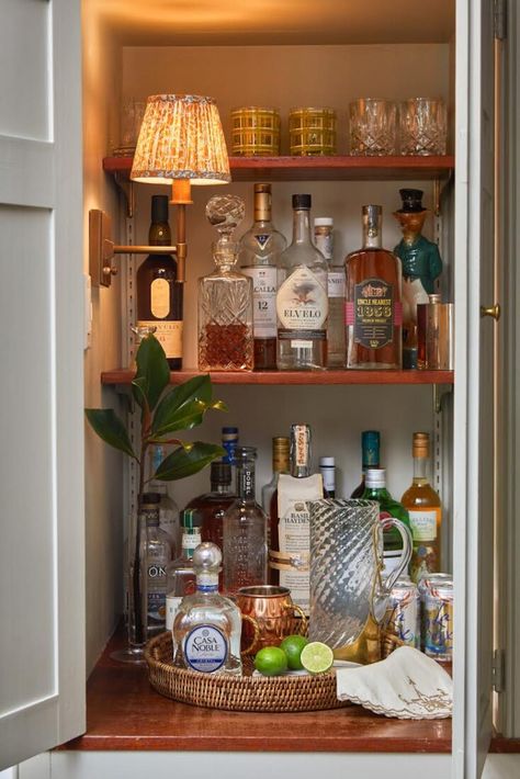 Small Home Bar Ideas, Cute Lighting, Bar Shelving, Small Bars For Home, Bandeja Bar, Bar Tray, Built In Cabinet, Bar Cart Styling, Bar Cart Decor