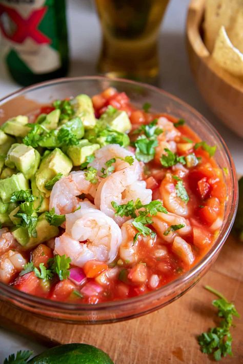 Mexican Shrimp Cocktail Recipe, Cold Party Appetizers, Shrimp Appetizer Recipes, Mexican Shrimp Cocktail, Spring Appetizers, Cocktail Shrimp Recipes, Mexican Shrimp, Ceviche Recipe, Shrimp Appetizers