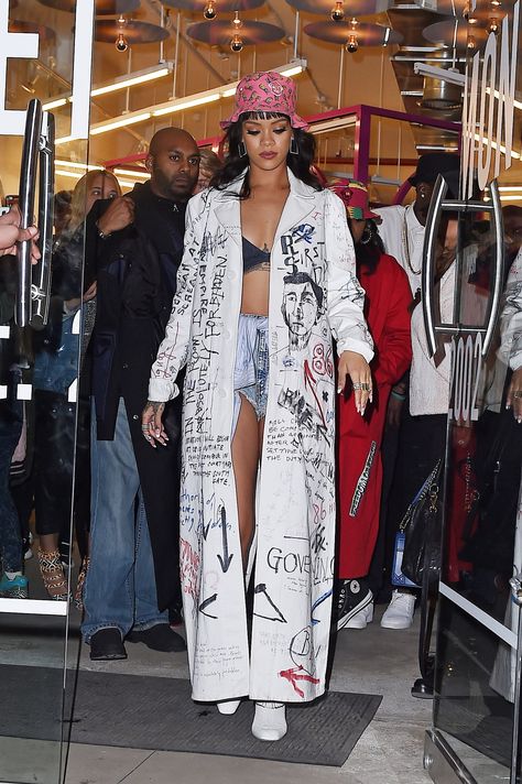 Graffiti Clothing, Mode Rihanna, Rihanna Outfits, Fashion Rules, Rihanna Style, Painted Clothes, White Coat, Mode Inspiration, Art Clothes