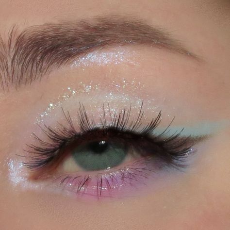 Cute Eye Looks, Fairy Tale Makeup, Focusing On School, Dancing Makeup, Cottagecore Makeup, Sequin Makeup, Iridescent Makeup, Makeup Utensils, Pastel Eyeshadow