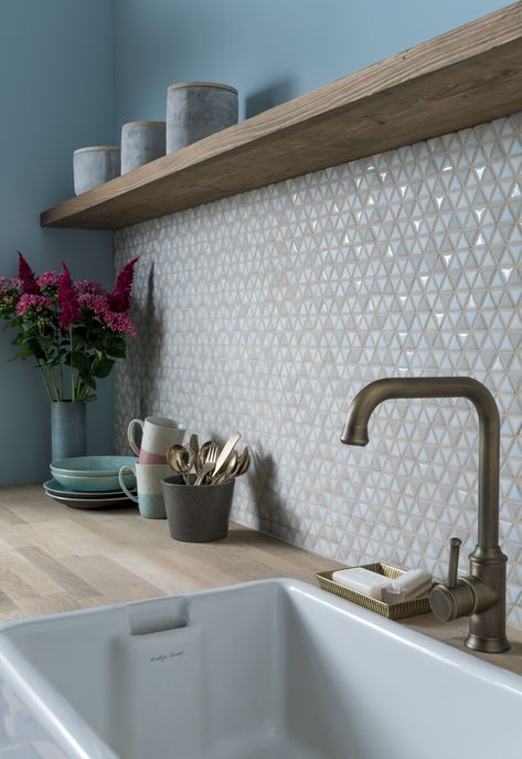 Kitchen splashback ideas: 19 looks you'll love | Real Homes Potpourri Stovetop, Mosaic Backsplash Kitchen, Tile Splashback, Topps Tiles, Mosaic Tile Backsplash, Decor Ikea, Kitchen Splashback, 아파트 인테리어, Christmas Potpourri