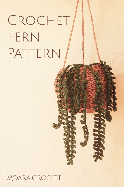 Crochet Fern Pattern - Step by Step tutorial with Moara Crochet Learn how to make you own forever crochet plant with this easy step by step tutorial including written pattern and a Youtube tutorial. Visit Moara Crochet for many more free crochet patterns. #crochetfern #freecrochetleaf #crochetleaf #crochetplant Fern Crochet Pattern Free, Crochet Plants Pattern, Cottagecore Crochet Decor, Crochet Fern Pattern, Plant Crochet Pattern Free, Crochet Vines And Leaves Pattern, Crochet Plants Free Pattern, Crocheted Hanging Plant, Crochet Fern