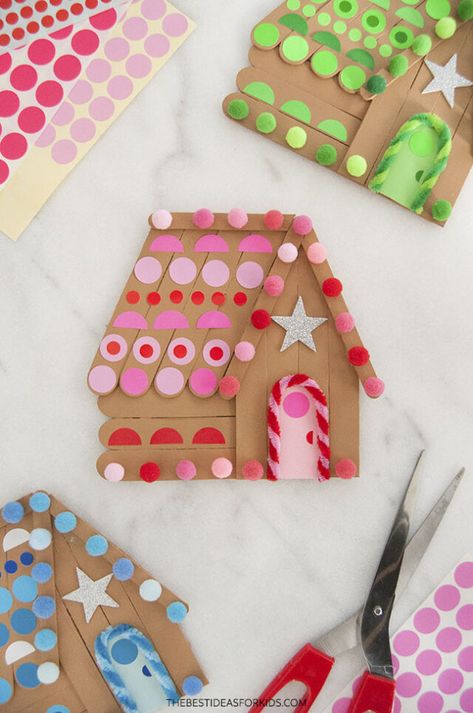 Popsicle Gingerbread House, Pop Cycle Stick Christmas Crafts, Stem Gingerbread House, Diy Popsicle Stick Ornaments, Gingerbread House Crafts For Toddlers, Gingerbread House Garland Diy, Diy Gingerbread House Ornaments, Easy Classroom Crafts, Gingerbread House Dramatic Play