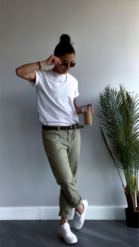 Tomboy Smart Casual, Tomboy Styles For Women, Tomboy Brunch Outfit, Smart Casual Tomboy Outfit, Tomboy Summer Fashion, Tomboy Cute Outfits, Smart Casual Masc Women, Tomboy Summer Outfits Street Style, Chapstick Lesbian Style Summer