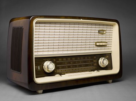 Decorar tu hogar con radios antiguas - https://www.decoora.com/decorar-hogar-radios-antiguas/ Old Radio, Radio Design, Retro Radios, Juke Box, Retro Radio, Shine The Light, Antique Radio, Old Radios, Retro Party