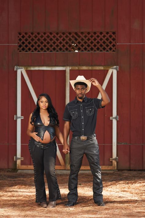 Maternity Photography Black Couples, Country Maternity Photography, Country Maternity Photos, Winter Western Outfits, Country Maternity, Western Couple Photoshoot, Maternity Photography Poses Couple, Maternity Photography Poses, Baby Shower Winter