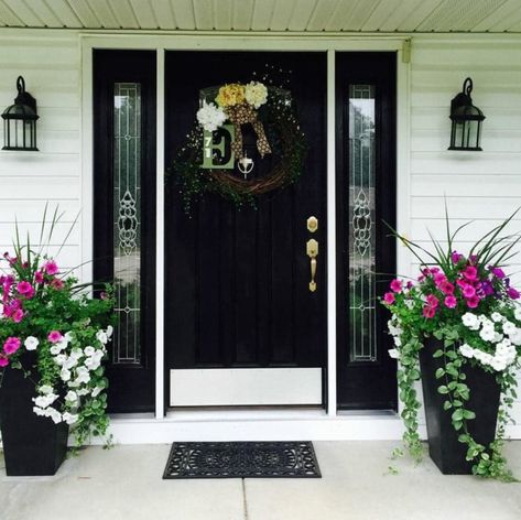 Front Door Planters, Veranda Design, Patio Container Gardening, Front Porch Flowers, Front Porch Planters, Porch Design Ideas, Spring Front Porch, Door Planter, Porch Plants