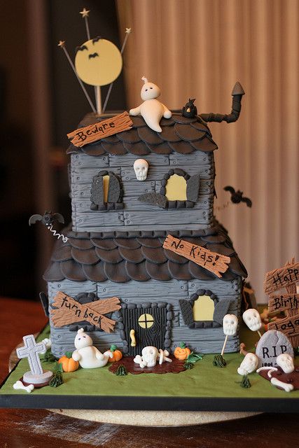 How cute is THIS? Visit her photostream for more detailed photos. This is awesome. Haunted House Cake, Halloween Gingerbread House, Halloween Torte, Pasteles Halloween, Postres Halloween, Bolo Halloween, House Cake, Halloween Baking, Gateaux Cake