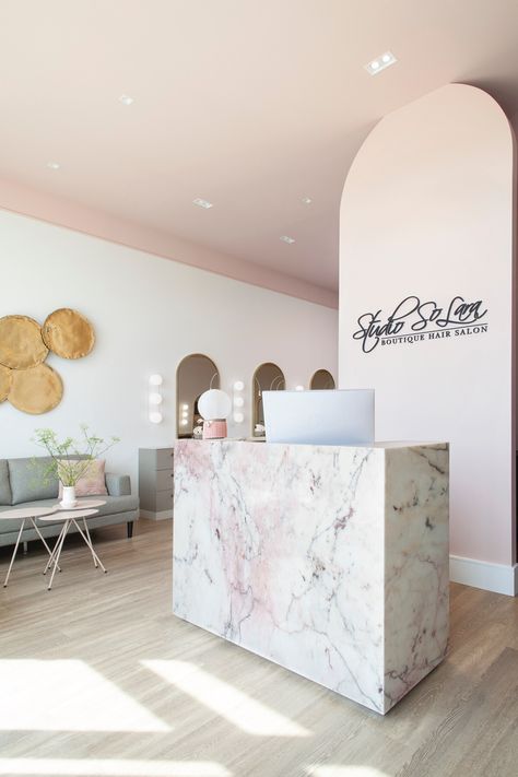 Pink-veined marble-clad reception desk. Beauty Salon Reception Ideas Spa, Spa Reception Desk Design, Reception Salon Ideas, Nail Salon Reception Desk, Spa Minimalist Design, Beauty Reception Area, Salon Reception Area Ideas, Nail Salon Reception Area, Minimalist Salon Decor