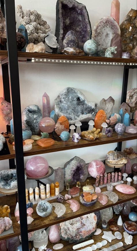 Crystals Set Up, Crystal Setup Ideas, Crystal Layout Ideas, Crystal Set Up, Crystalcore Aesthetic, Crystal Shop Display, Cristals Aesthetic, Crystal Collection Aesthetic, Crystal Display Ideas Diy