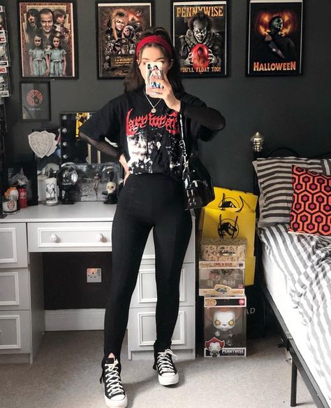 Ariana Magee-Ginn on Instagram: "Do you ever think about a piece of clothing that you haven’t seen in forever and then spend ages trying to find it? 🙃 thats what happened with these split leggings and I’m so glad I found them because they honestly go with everything 🥲 would you wear this look?❤️‍🔥 Top- @marywyattlondon Leggings- @nastygal Shoes- Converse Bag- @killstar #90s#90sstyle#palegrunge#darkgrunge#grunge#grungefashion#softgrunge#grungeaesthetic#90sfashion#90saesthetic#gothic#gothicst Production Office, Outfits Rock, Moda Pinup, Outfit Ideas For Summer, Look Grunge, Grunge Outfit, Alt Outfits, Dark Outfits, Outfits With Converse