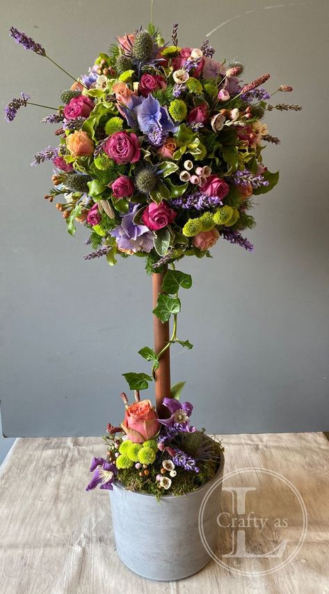 My post this week is about a workshop I did, learning to create this stunning floral topiary tree. It was such fun to do. Easter Topiary Tree, Christmas Flower Arrangements Ideas, Topiary Wedding, Budget Garden Ideas, Flower Arrangements Ideas, Floral Topiaries, Garden On A Budget, Topiary Centerpieces, Outdoor Topiary