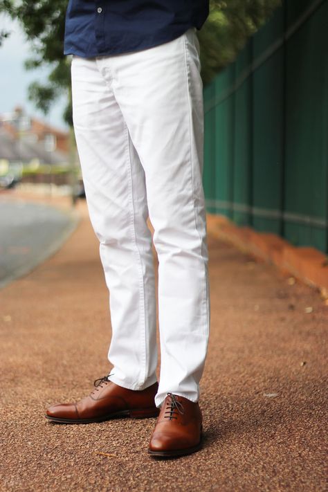 White Pants Outfit Men Casual, Mens White Jeans Outfit, White Chinos Men Outfits, Mens White Pants Outfit, White Jeans Outfit Men, White Pants Outfit Men, Mens White Jeans, Smart Casual Outfit Ideas, White Denim Jeans Outfit