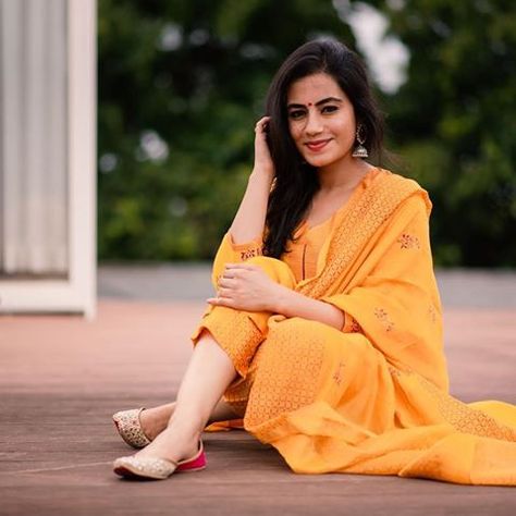 The Lotus Collective (@thelotuscollective) • Instagram photos and videos Poses Kurti, Saree Poses, Indian Photoshoot, Salwar Kamiz, Saree Photoshoot, Stylish Photo Pose, Fashion Photography Poses, Portrait Photography Poses, Foto Poses