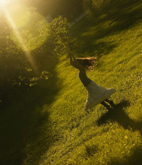 In the park with @katelyntraluch 🌼 Park Photo Ideas, Photoshoot Park, Park Shoot, Park Photoshoot, Film Shoot, Field Photography, Park Photography, Outdoor Photoshoot, Fields Photography