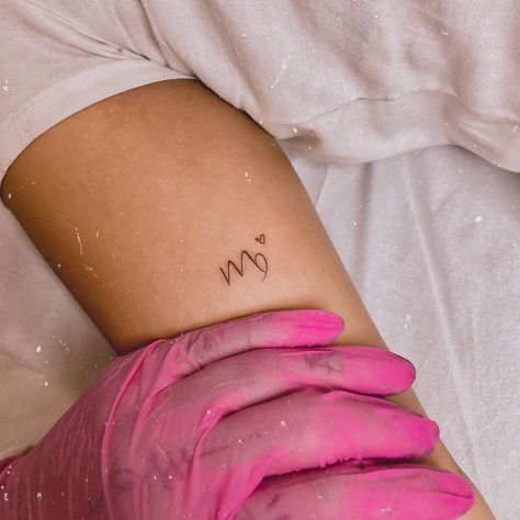 Letter M Tattoos, Herz Tattoo Klein, Minimalist Symbols, Small Tattoo Design, Aesthetic Tattoo Ideas, Maching Tattoos, 15 Aesthetic, The Best Aesthetic, Petit Tattoo