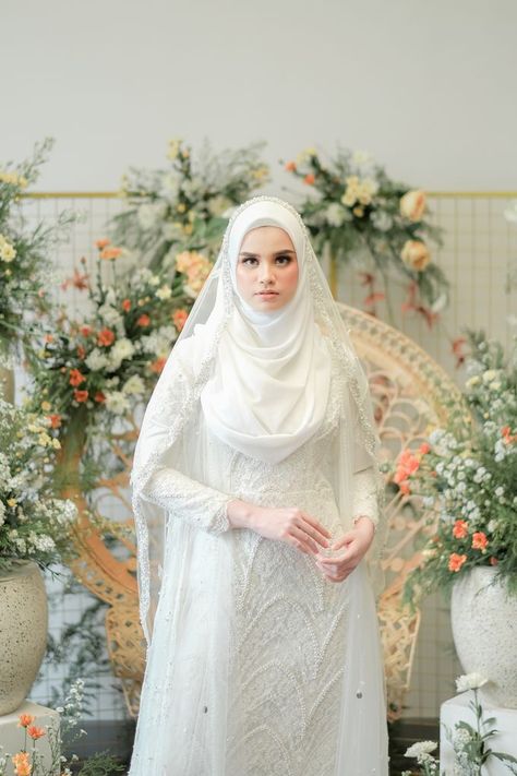 Dress Akad Nikah Muslimah, Wedding Dress Syari, Wedding Dress Muslimah, Muslim Wedding Dress Hijab Bride, Baju Pengapit, Wedding Dress Hijab, Malay Wedding Dress, Muslim Wedding Hijab, Wedding Hijab Styles