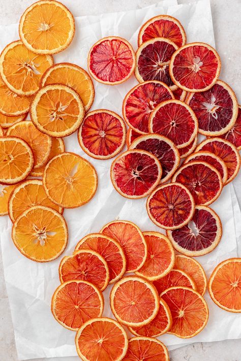 Blood Orange Vodka, Candied Orange Slices, Dark Chocolate Orange, Orange Baking, Citrus Recipes, Orange Wheels, Drink Garnishing, Orange Cocktails, Orange Christmas