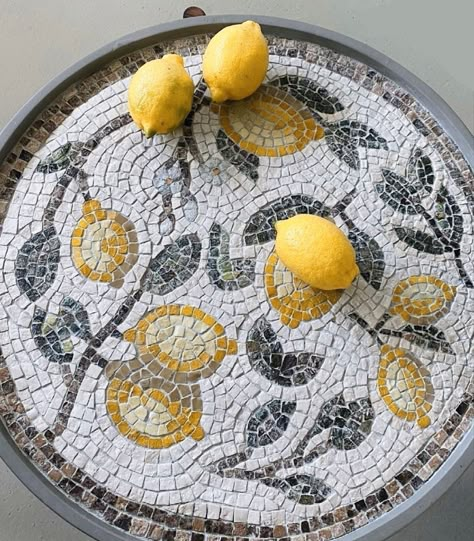 Mosaic Art Beginners, Mosaic Ideas Beginner, Mosaic Coffee Table, Mosaic Art Diy, Mosaic Garden Art, Mosaic Art Projects, Mosaic Tile Art, Keramik Design, Mosaic Design