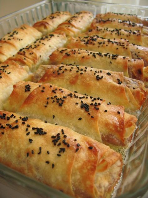 Borek Recipe, Arabisk Mad, Middle East Recipes, Turkish Breakfast, Armenian Recipes, Eastern Cuisine, Lebanese Recipes, Persian Food, Mediterranean Cuisine