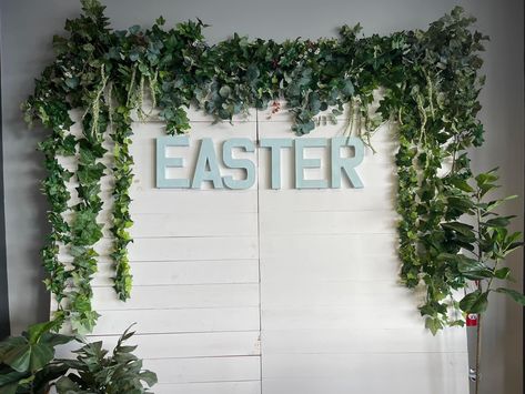 Simple Easter Photo Backdrop, Easter Backdrops Diy, Easter Photobooth Ideas, Easter Backdrop Ideas Church, Easter Picture Backdrop Ideas, Easter Church Backdrop, Easter Photobooth Ideas Church, Diy Easter Backdrop Ideas, Church Easter Decorations Sanctuary