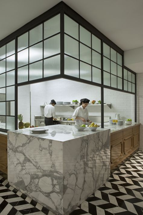 Floor Inspiration, Restaurant Kitchen Design, Restaurant Flooring, Design Café, Kitchen Glass, Counter Design, Modern Restaurant, Bar Design Restaurant, Kitchen Marble