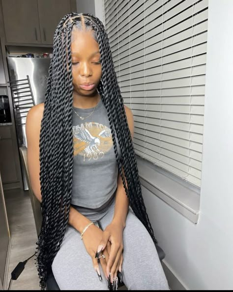 Medium Twist Braids, Knotless Twist, Black Hair Protective Styles, Style Natural Hair, Senegalese Twist Hairstyles, Short Box Braids Hairstyles, Braided Hairstyles For Black Women Cornrows, Feed In Braids Hairstyles, Braided Hairstyles For Teens