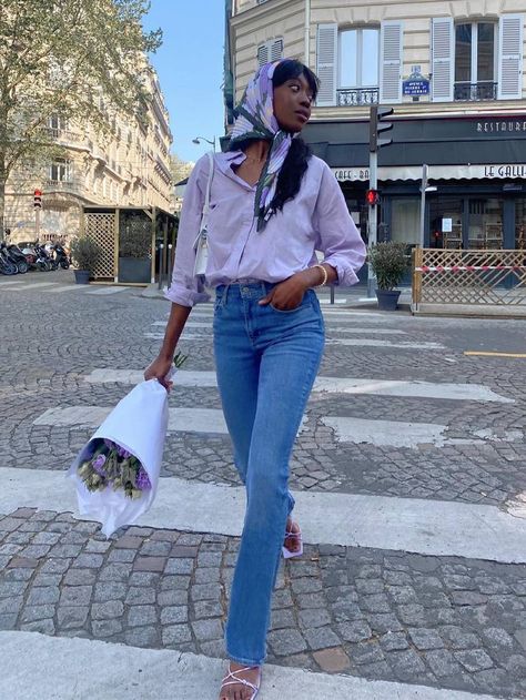 Emmanuelle Koffi, Shoes To Wear With Flare Jeans, Bootcut Jeans Outfit, Outfit 2023, Types Of Jeans, Denim Flare Jeans, French Girls, Denim Trends, Jeans Outfit