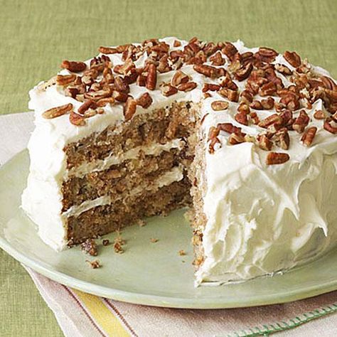 Hummingbird Cake - This classic cake has become the most requested recipe in Southern Living history: http://bit.ly/1tpoYHx Hummingbird Cake Southern Living, Hummingbird Cake Recipe, Recipes Deserts, Hummingbird Cake Recipes, Tomlinson Family, Italian Cream Cakes, Hummingbird Cake, Gateaux Cake, Fudge Cake