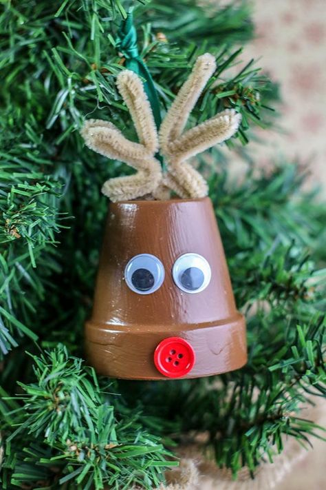 This Reindeer Clay Pot Ornament is an adorable Christmas craft for kids! Transform small flower pots into cute reindeer in about 30 minutes. Preschool and kindergarten children will love making this craft at home or as a classroom project at school. Wouldn’t these look lovely on your Christmas tree?

I love how simple these are to create with the kids. They are perfect for a classroom project to make homemade Christmas gifts too. Children will enjoy painting the clay pots and turning them into r Reindeer Clay, Christmas Tree Ornament Crafts, Christmas Crafts For Adults, Christmas Crafts For Kids To Make, Kids Christmas Ornaments, Holiday Crafts For Kids, Clay Pot Crafts, Preschool Christmas, 12 December