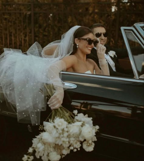 Best Wedding Day Photos, Wedding Cars Vintage, Vintage Bride Bouquet, Vintage Bridal Photos, Vintage Getaway Car Wedding, Vintage Car Bridal Photos, Dream Wedding Photos, Non Wedding Wedding, Wedding Photo Vintage