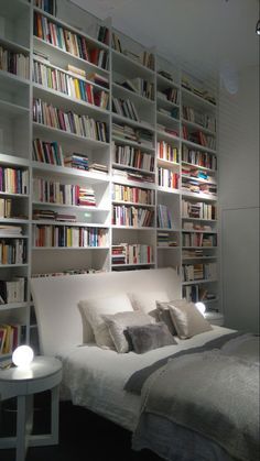 Bookshelves Behind Bed, Bookshelves Above Bed, Diy Kitchen Organizer, Bedroom With Bookshelf, Library Bedroom Ideas, Bedroom Library Ideas, Bookish Bedroom, Scandinavian Interior Bedroom, Bedroom Library