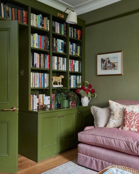 Green Bookshelves, Comfortable Sofas, Snug Room, Living Room Built Ins, Tv Room Design, Room Library, Home Library Design, Wall Bookshelves, Home Libraries