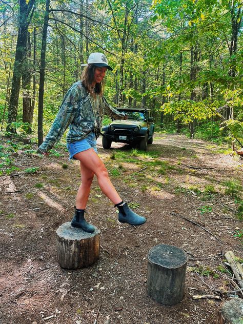 Country concert outfit: flat brim hat, camo shirt, vintage levis, blundstones Blundstones With Shorts Outfit, Shorts And Blundstones, Blundstone Country Outfit, Camp Concert Outfit, Blundstone Outfit Shorts, Blundstones With Shorts, Summer Blundstone Outfit, Concert Dress Outfit, Granola Outfits Summer