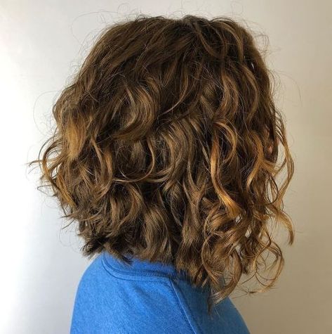 Pelo Bob Ondulado, Curly Angled Bobs, Long Curly Bob, Curly Lob, Anti Frizz Hair, Natural Curly Hair Cuts, Bob Haircut Curly, Layered Curly Hair, Curly Hair Photos