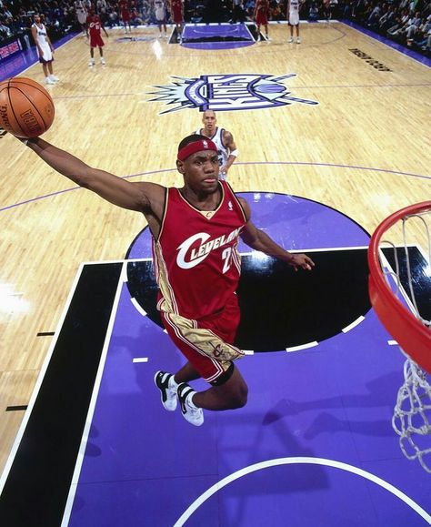 Young Lebron James, Lebron James Cavs, Lebron James Dunking, Small Forward, Nba Basketball Art, Sports Gallery, Basketball Photography, Basketball Wallpaper, Nba Pictures