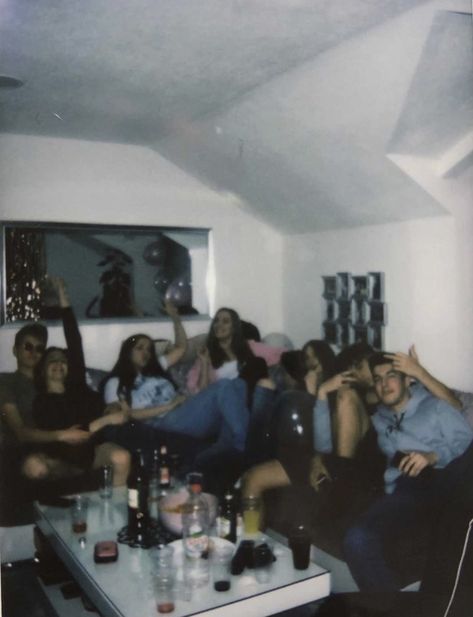 Friends Group Photo, Friend Group Pictures, Big Friends, Vision Board Pictures, I Need Friends, Dream Friends, Best Friends Aesthetic, Need Friends