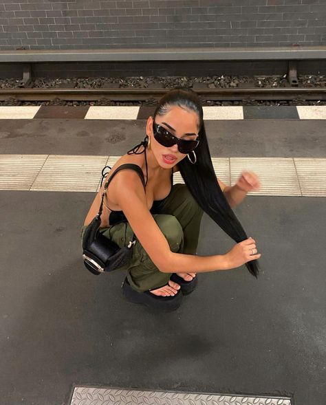 Platform Sandals Outfit, Mode Poses, Y2k Sunglasses, Instagram Baddie, Shotting Photo, Selfie Poses Instagram, Sandals Outfit, Pic Pose, Foto Poses