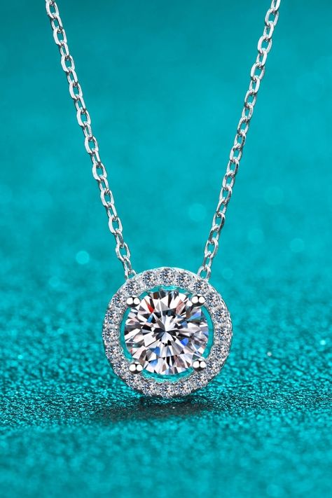 1 Carat Moissanite Round Pendant Chain Necklace https://www.jaaziintl.com/products/1-carat-moissanite-round-pendant-chain-necklace Jaazi Intl #Hot Ghost Mannequin, Halo Necklace, Special Necklace, Moissanite Necklace, Round Pendant Necklace, Silver Chain Style, Halo Pendant, Classic Necklace, Sterling Silver Jewellery