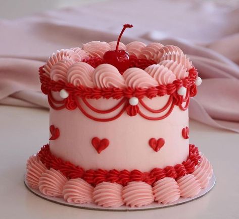 #sweets #desserts #sobremesa #doces #cake #bolo Mini Valentine Cakes, Valentines Cakes And Cupcakes, Valentines Cakes, Valentine Cakes, Bolo Vintage, Valentines Cake, Valentines Baking, Mini Torte, Cake Simple