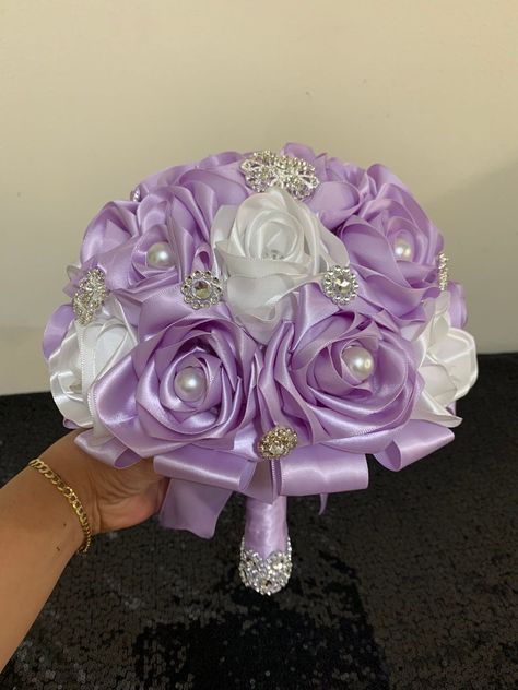 Purple Quinceanera Ideas, Purple Bride Bouquet, Purple Quinceanera Theme, Lavender Wedding Dress, Lavender Quinceanera, Ribbon Rose Bouquets, Quinceanera Bouquet, Purple Quinceanera Dresses, Sweet 15 Party Ideas Quinceanera