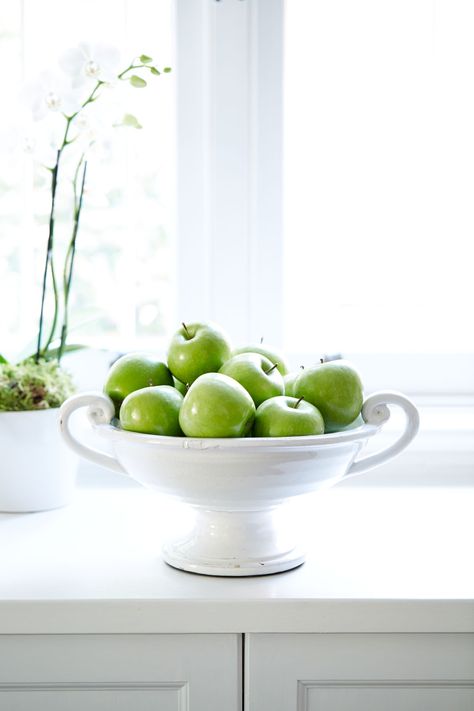 Centerpiece Idea * White Ceramic bowl with bright green apples Fruit Bowl Decor, Fruit Bowl Display, Hamptons Interior, Hamptons Furniture, White Ceramic Bowl, Kitchen Centerpiece, Ceramic Fruit Bowl, Apple Farm, Apple Decorations