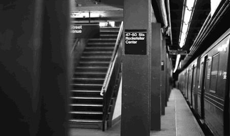 This subway pulling into the station. | 31 GIFs So Perfectly Looped That It's Physically Gratifying Cinemagraph Gif, Urban Legend, Ville New York, Boom Bap, New York Subway, Video X, Nyc Subway, Thranduil, Gif Animation