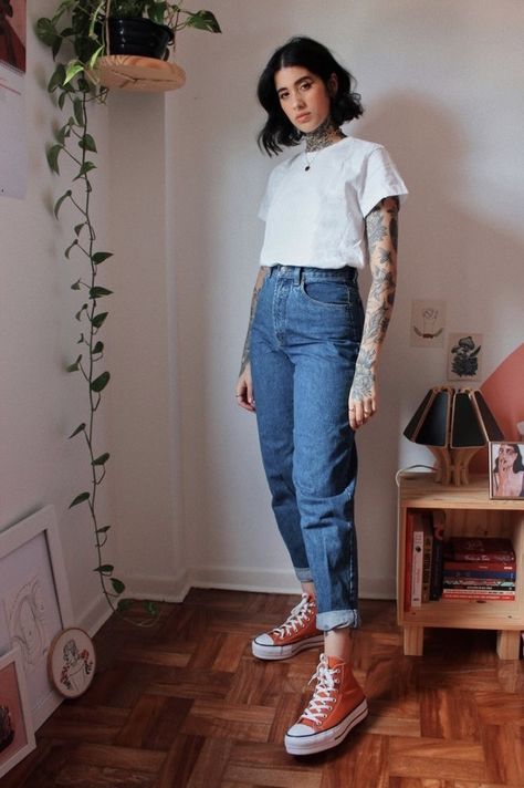 Short Sleeve Striped Shirt Outfits, La Hipster Outfits, Lofi Aesthetic Fashion, Mid Size Fashion Edgy, Artsy Casual Outfits, Edgy Fall Outfits 2023, Tom Boy Femme Style, Sneaker Casual Outfit, Summer Tom Boy Femme