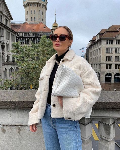 36 Fleece Jackets That Make Us Want to Go All In on the Cozy Trend Fleece Jacket Outfit, Fluffy Jacket, Cold Outfits, Sandy Liang, Jacket Outfit, Looks Chic, Foto Inspiration, White Jacket, Mode Streetwear