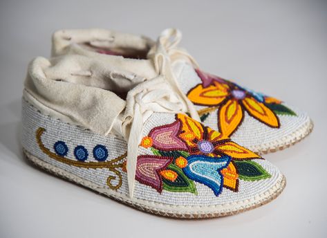 Baby Moccasin Pattern, Native American Moccasins, Beading Design, Jingle Dress, Moccasin Pattern, Beaded Moccasins, Beadwork Designs, Native Beadwork, Beautiful Beadwork