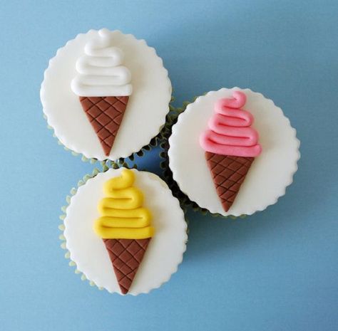 Ice cream cupcakes Ice Cream Cupcake, Cupcakes Design, Cupcakes Fondant, Ice Cream Cupcakes, Candy Cupcake, Cream Cupcakes, Fondant Cupcake Toppers, Cupcakes Decorados, Cupcake Icing