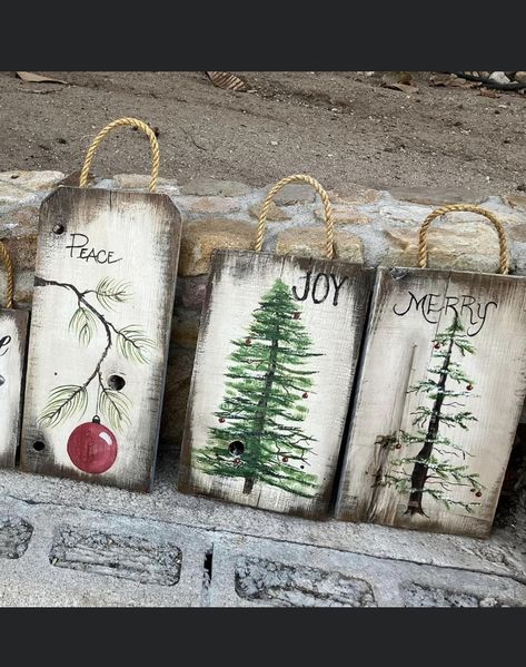 Christmas Wooden Tags Ideas Diy, Decopage Ideas Wood Christmas, Wooden Tags Ideas Diy Christmas, Wood Tag Ornaments, Barnwood Art, Barnwood Crafts, Rustic Christmas Crafts, Diy Rustic Christmas, Primitive Christmas Decorating