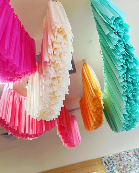 You definitely need this wow factor at your next party!! Customize your colors and sizes now! Fringe Ceiling, Fringe Streamers, Ceiling Streamers, Circle Garland, Fringe Backdrops, Ceiling Installation, Diy Birthday Party, Plastic Tablecloth, Decorations Party